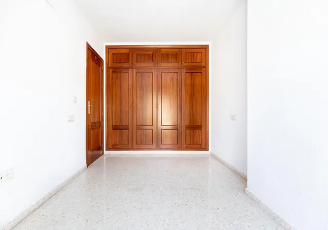 Vive en el corazón de Armilla: 4 dormitorios, patio, terraza y garaje — 13