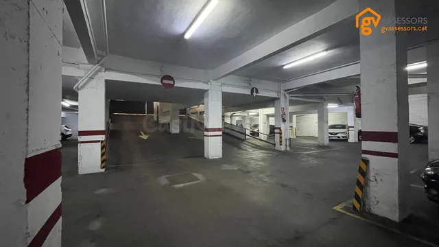 PLAZA DE PARKING PARA COCHE PEQUEÑO O 2 MOTOS - foto 5