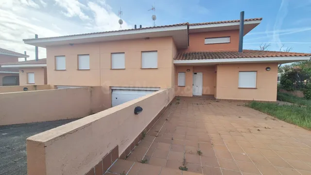 Urbis te ofrece un chalet pareado en venta en Urb. Oasis Gol