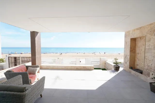 CHALET NUEVO PRIMERA LINEA PLAYA LA MATA - foto 2