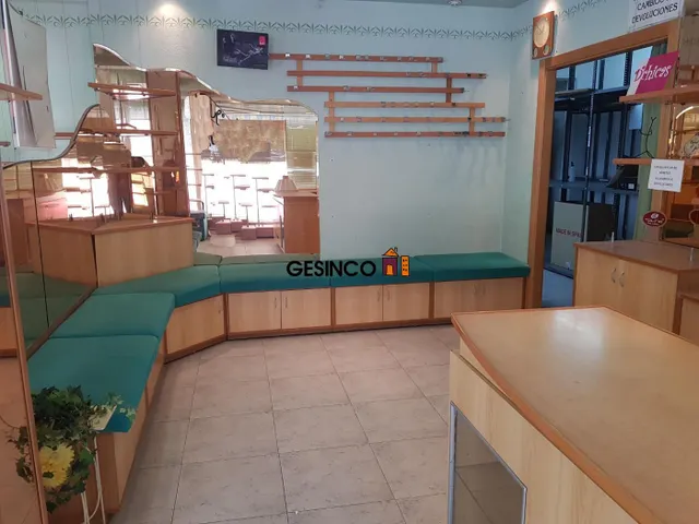 CHAFLÁN CON GRANDES ESCAPARATES EN VENTA O ALQUILER
