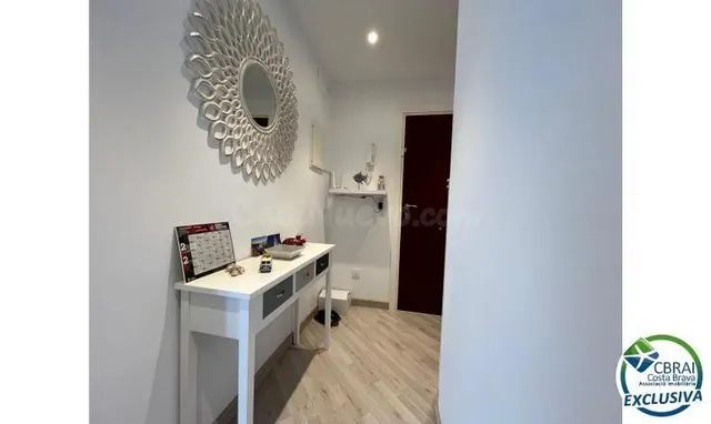 Bonito y moderno piso con vistas al canal y amarre de 2,5 x 5 m en Port Emporda, cerca de la playa y del centro de Empuriabrava — 5