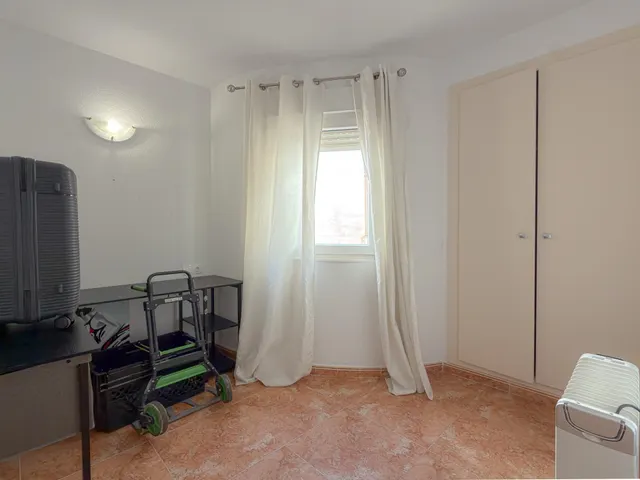 Centro! Interesante ático semireformado, con gran terraza e increíbles vistas panorámicas + 2 piscinas comunitarias — 25