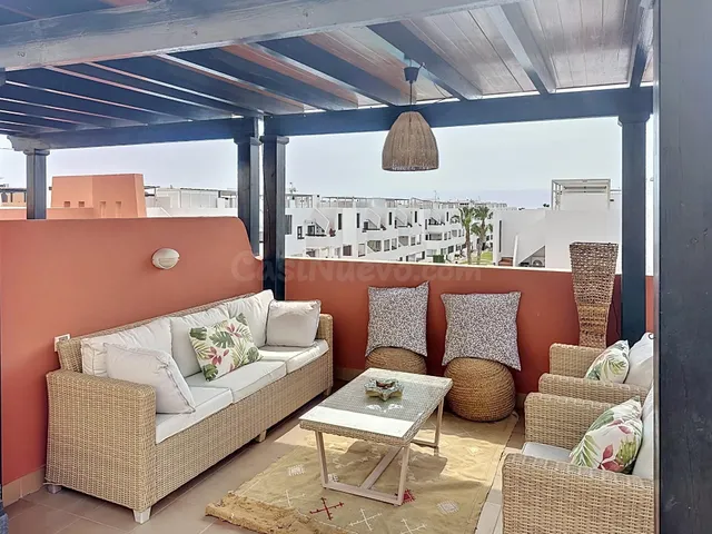 Ático con solárium privado a 500 m del mar, amueblado y list