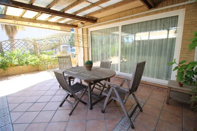 EXCLUSIVO CHALET ESQUINERO EN LA PATACONA — 7