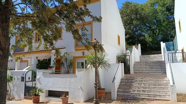 MAGNIFICA CASA DE 4 PLANTAS EN ESQUINA EN EL CENTRO DE ESTEP