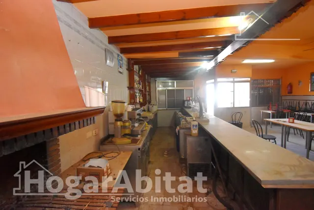 ESPACIOSA CASA CON LOCAL COMERCIAL, DOS TERRAZAS Y BALCÓN — 26