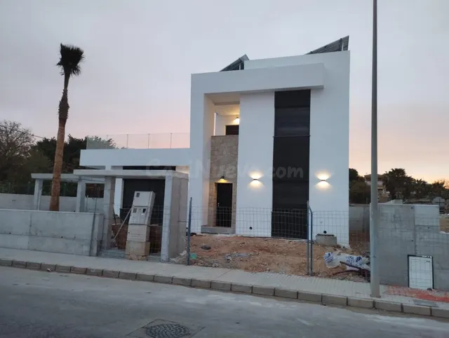 PRECIOSA VILLA DE LUJO A MENOS DE 1KM DEL MAR CON PISCINA PR - foto 4