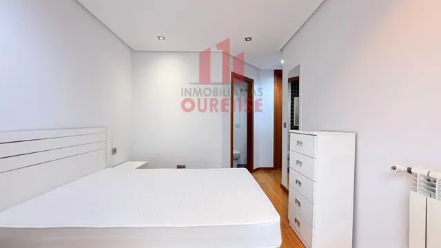 PRECIOSA VIVIENDA SEMINUEVA SITUADA EN O COUTO — 27