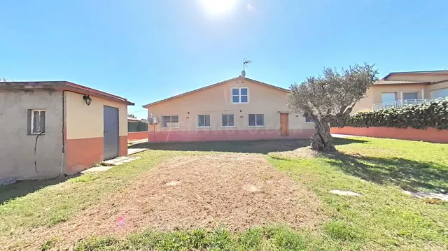Casa reformada en una sola planta, amb parcel·la plana i vis