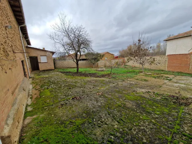 SE VENDE CASA EN MORILA DE LOS OTEROS, PARCELA CON 553 M2, PARA ENTRAR A VIVIR. — 16