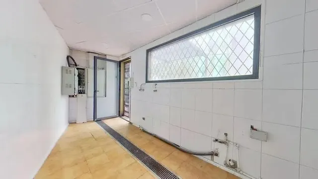 LOCAL EN VENTA EN EL PRAT DE LLOBREGAT (Barcelona). — 18