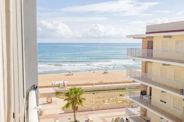 LUMINOSO APARTAMENTO CON VISTAS AL MAR A LA PLAYA DE DAIMÚS. — 4