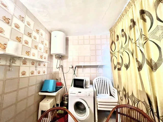 Amplio apartamento (aprox. 90 m2 - 2.ª planta) en primera línea de Playa del Acequión. Gran balcón con vistas al mar (suroeste), piscina comunitaria, cerca del centro, y directamente en la playa. — 12