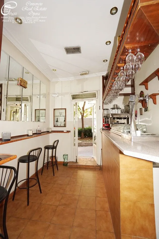 BAR CAFETERIA FRENTE A METRO Y RENFE PIRAMIDES — 41