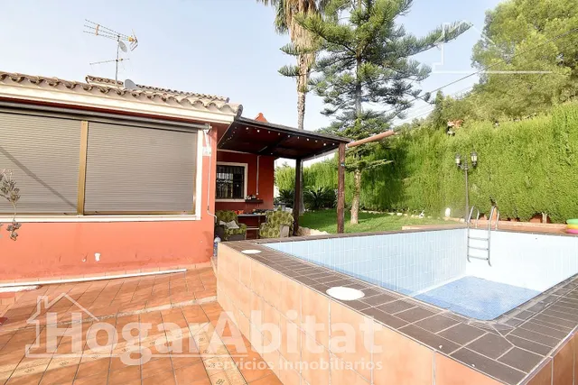 VILLA SEMINUEVA CON PISCINA, TERRAZA Y GRAN JARDÍN — 17