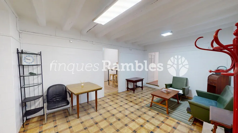 Casa de poble al centre de La Pobla de Claramunt amb molt potencial