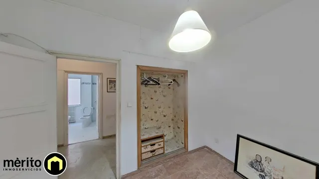 Piso para reformar en el centro de Alicante. — 24