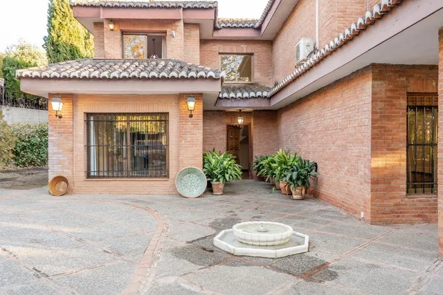 chalet independiente con la mejor parcela en la prestigiosa  urbanización de el serrallo — 49