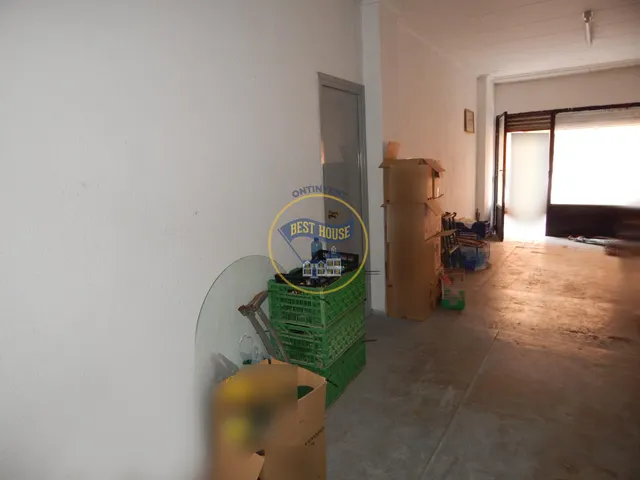 Dos locales colindantes, con patio, en Ontinyent. — 2