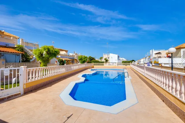 Bungalow con solárium, orientación sur y vistas a la piscina comunitaria — 26