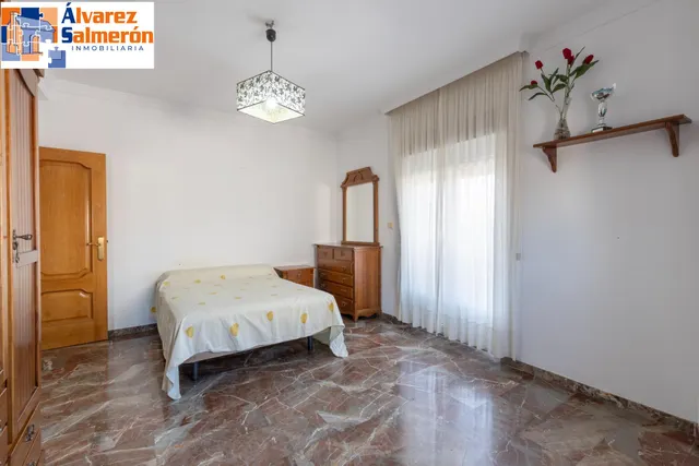 Casa en esquina en venta en Las Gabias — 39