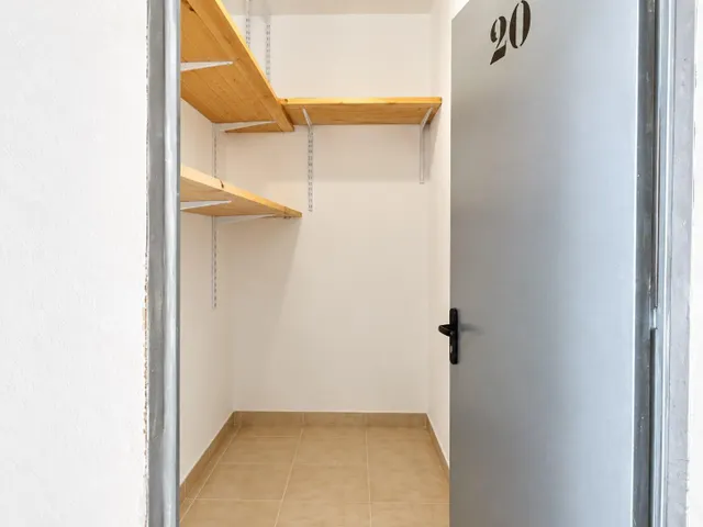 LUMINOSO PISO DE TRES DORMITORIOS Y DOS BAÑOS EN LA LAGUNA — 28
