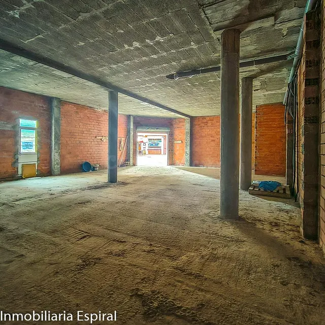 Amplio Local Comercial en Playa de Ares . — 4