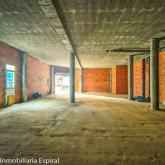 Amplio Local Comercial en Playa de Ares . — 5