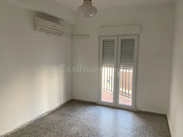 Piso en Avenida Almogávares. Tres dormitorios. Dos terrazas. - foto 2