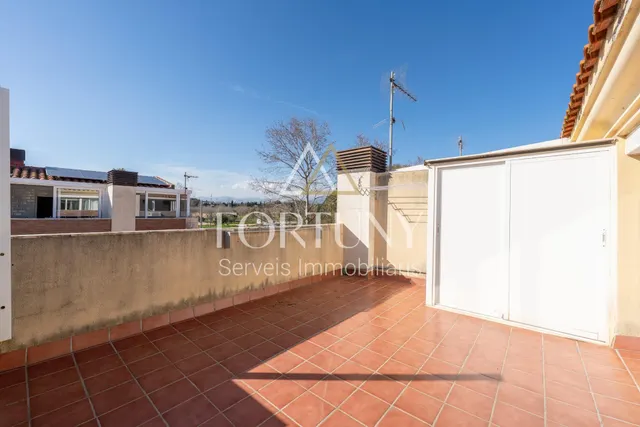 Casa adosada en venta en Passatge de Montbrió del Camp, Reus. — 48