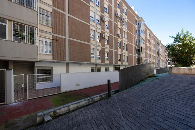 Planta baja con terraza privada, 3 dormitorios, 2 baños y garaje — 23