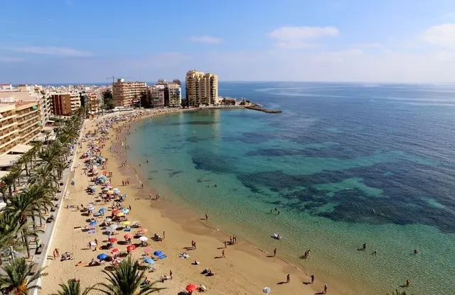 Precioso adosado totalmente reformado con piscina comunitaria, ideal para familias — 21