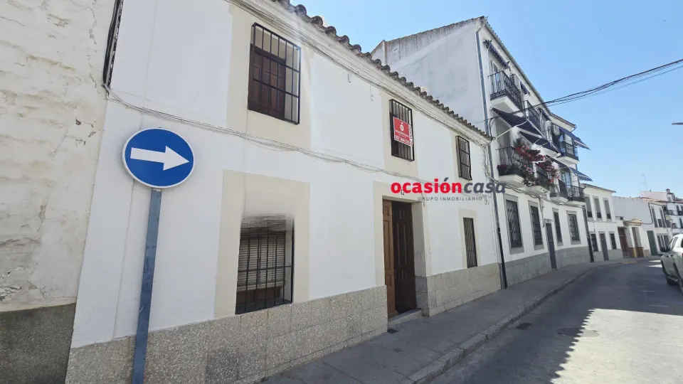 CASA CON PATIO EN VENTA