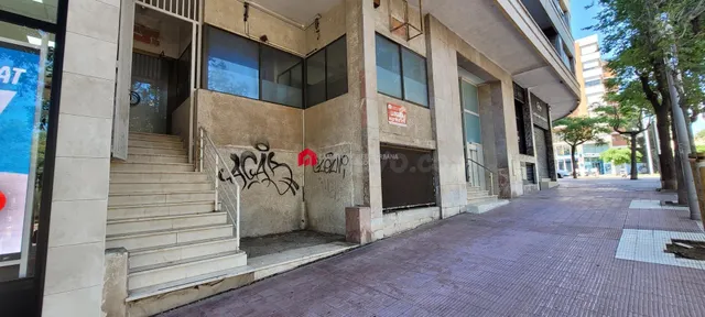 Local de 165 m2 al lado del campus universitario Catalunya. 