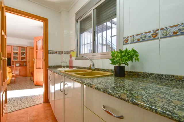 ¡Oportunidad única en Picassent! Casa en buen estado con gran potencial — 10