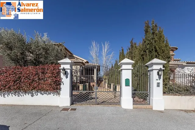 INCREÍBLE CHALET INDEPENDIENTE EN ZONA PRIVILEGIADA — 37