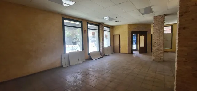 SE VENDE LOCAL COMERCIAL A 2 CALLES, CHAFLÁN EN ARQUITECTO VANDELVIRA. CON MULTITUD DE POSIBILIDADES — 10