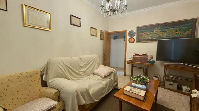 ¡Tu nuevo hogar en este encantador piso en un edificio con carácter del año 1975 y 4 habitaciones! — 35