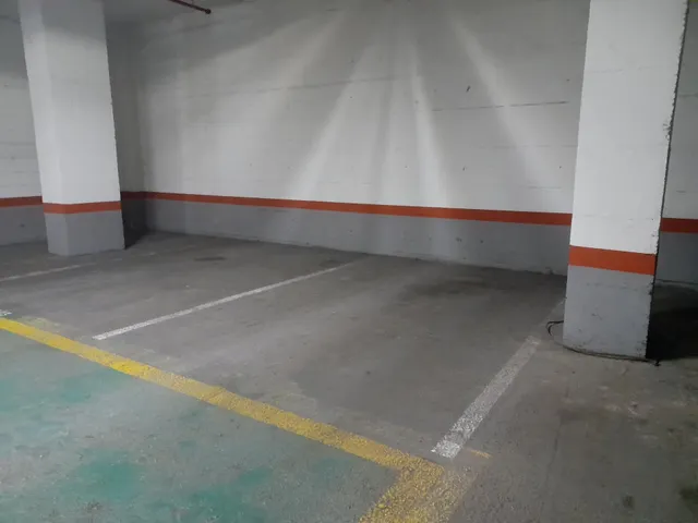 Gran plaza de parking de 15m2 cerca de la estación de tren de Sants - Barcelona — 2