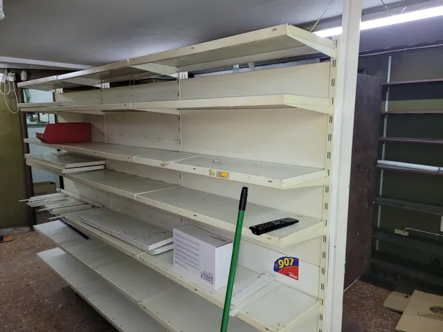 ¡Oportunidad de Inversión Única! Local Comercial en Venta con Gran Potencial de Transformación — 5