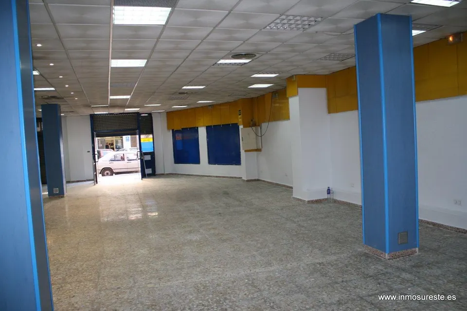 ¡¡ OPORTUNIDAD DE NEGOCIO !! Amplio local comercial en venta, 270 m2. de superficie en el centro de Orihuela.