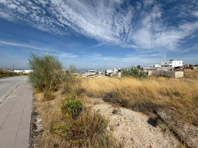 Terreno urbano en venta en La Zubia, en esquina. — 8