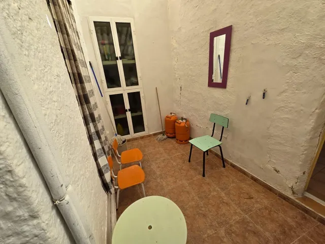 SE VENDE CASA EN CASTILFALE, 2 COCINAS,SALÓN, 6 HAB., BAÑO, PATIO, CALEFACCIÓN. — 18