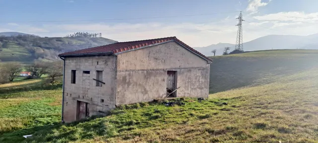 Amplia finca con varias edificaciones — 23