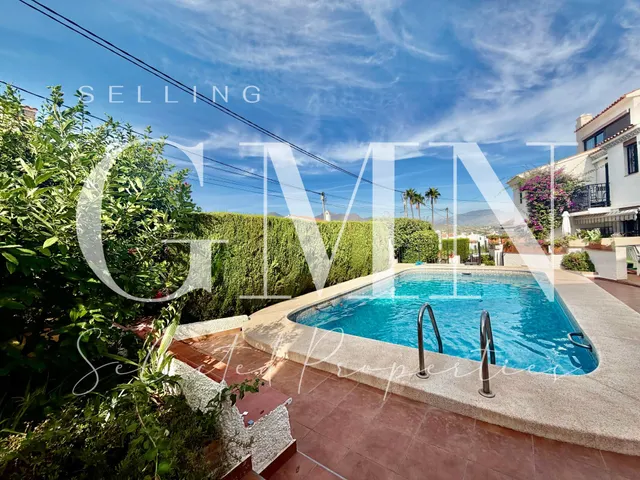 EXCELENTE VILLA EN ESQUINA EN ALBIR | MÁS PRIVACIDAD, LUZ Y GRAN POTENCIAL — 6