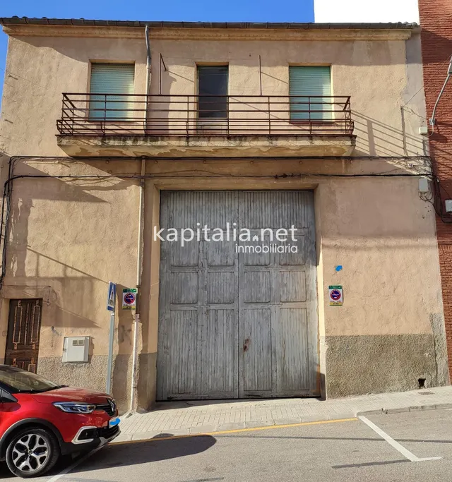 CASA CON GARAJE A LA VENTA EN BANYERES DE MARIOLA. — 2