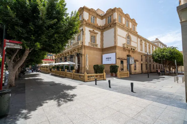 Local en alquiler en pleno Paseo de Almería — 22