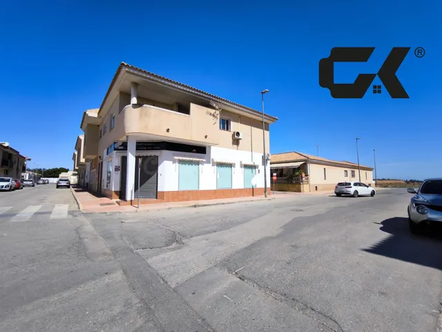 Local comercial esquinero con amplia fachada y escaparates e