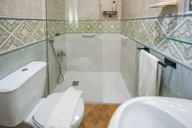 Espectacular chalet con piscina de diseño, jardín de 2.000 m2 y 4 dormitorios con baño propio — 22
